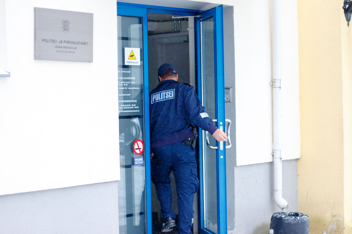 Politseinik siseneb Valga politseijaoskonna uksest. Foto on illustreeriv.