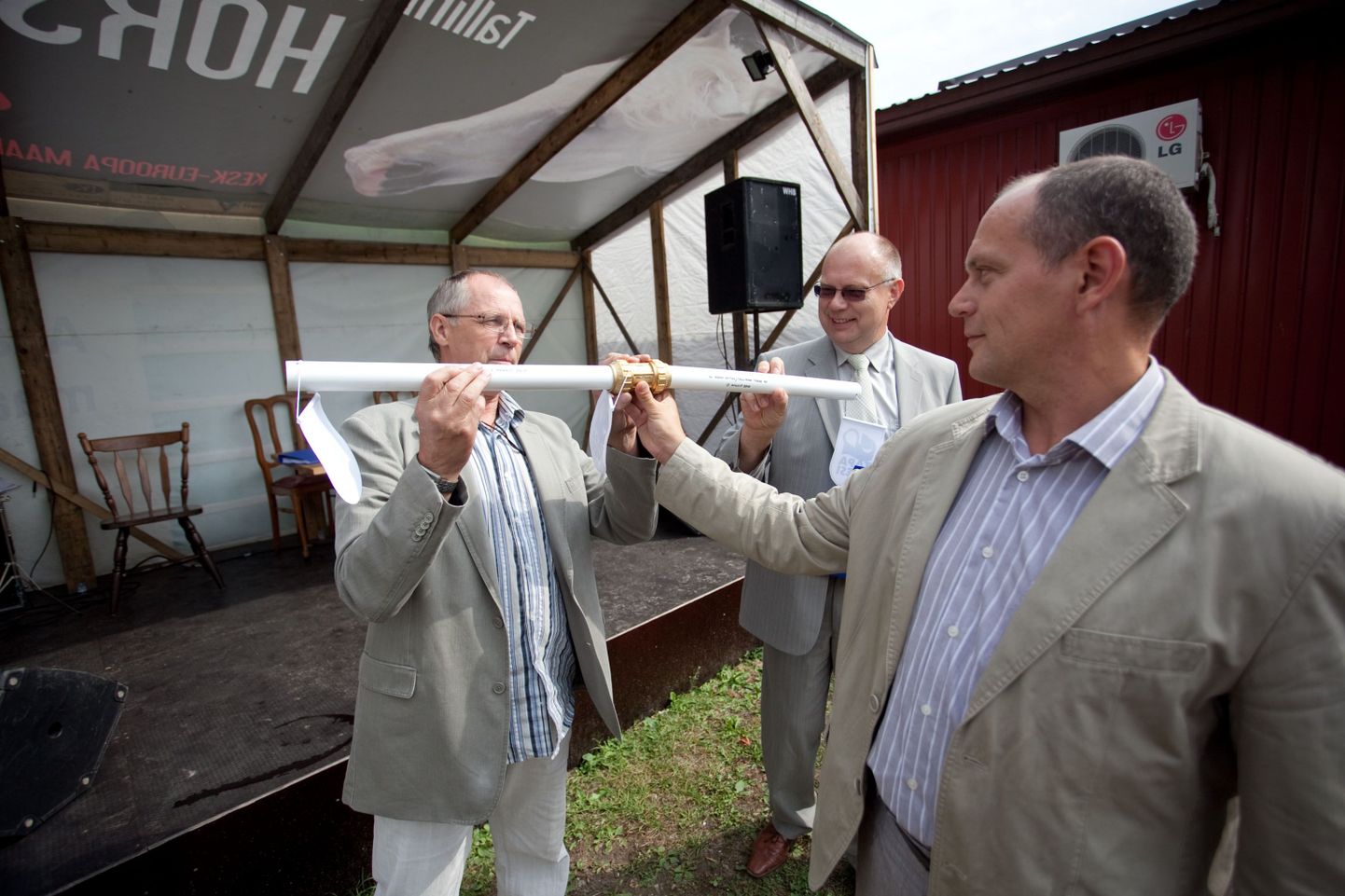 Tapa Vesi juhataja Meelis Kaseväli (vasakul), Merko Ehituse juhatuse liige Andres Agukas ja Tapa vallavanem Alari Kirt.