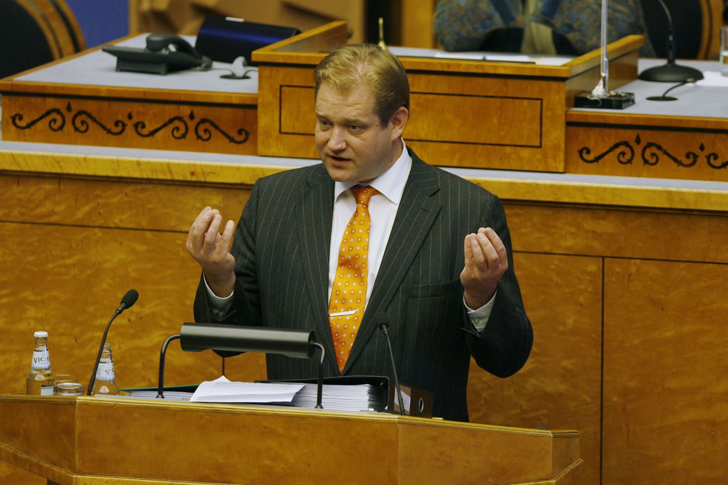 Rahandusminister Ivari Padar riigikogu kõnepuldis.