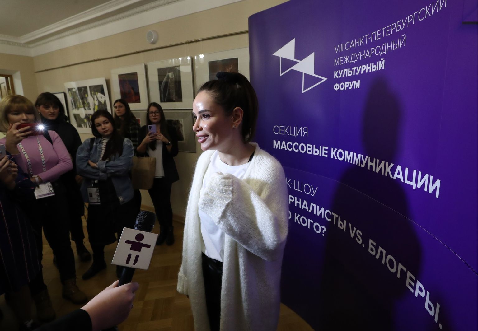 Певица Айза