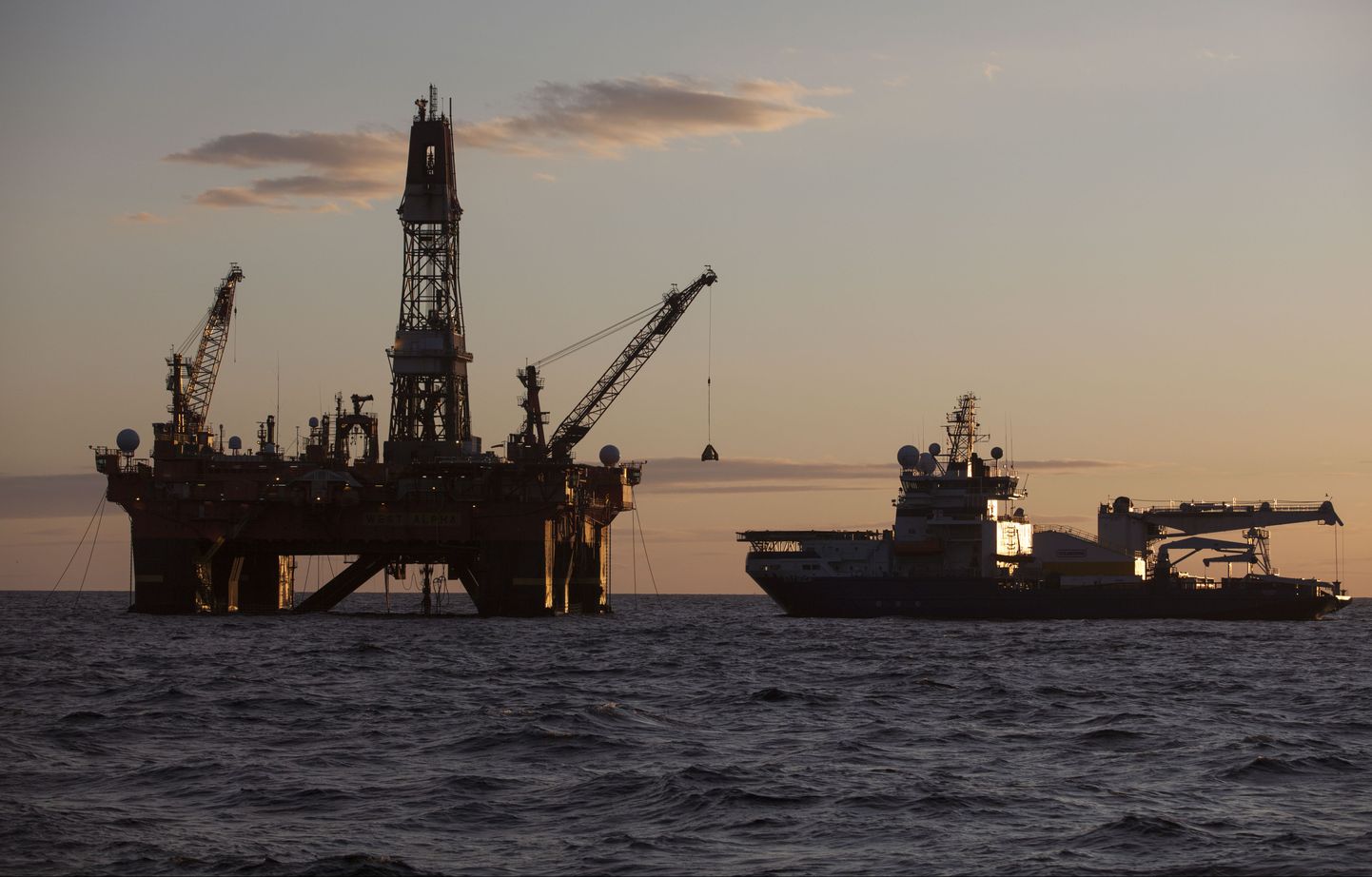 In this photo provided by the Rosneft company, West Alfa drilling platform is seen anchored at the Cara Sea some 250 km (156 miles) north off Russian shore, on Thursday, Sept. 18, 2014. Rosneft opened a new field of super-light oil in the Kara Sea, where the deposits reportedly exceed 100 million tonnes, company reported on Saturday, Sept. 27, 2014. (AP Photo/Rosneft press service) / TT / kod 436