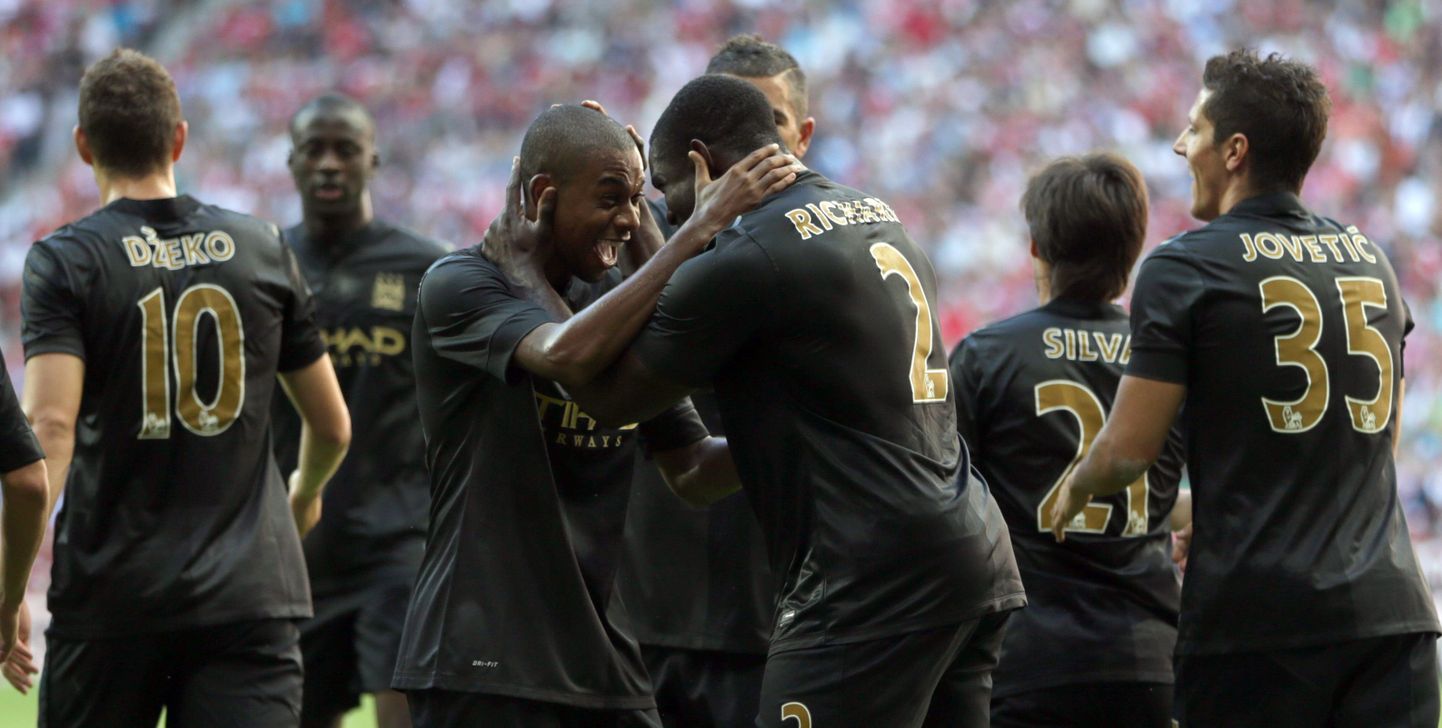 Manchester City mängijad Micah Richardsi väravat tähistamas