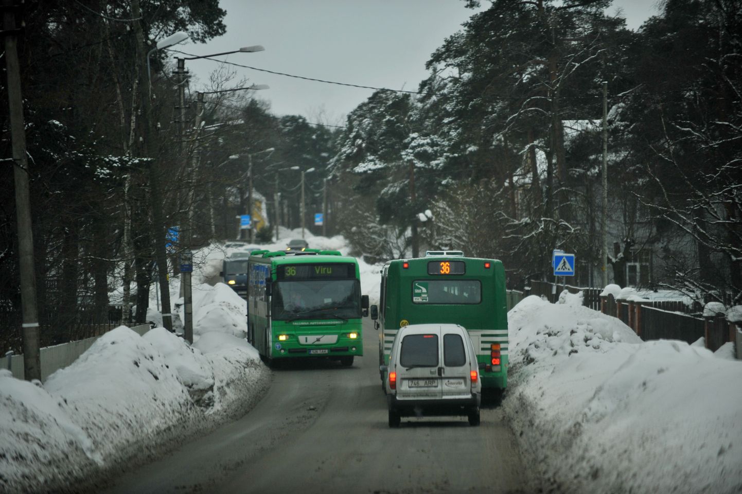 Bussiliiklus Pärnu maanteel.