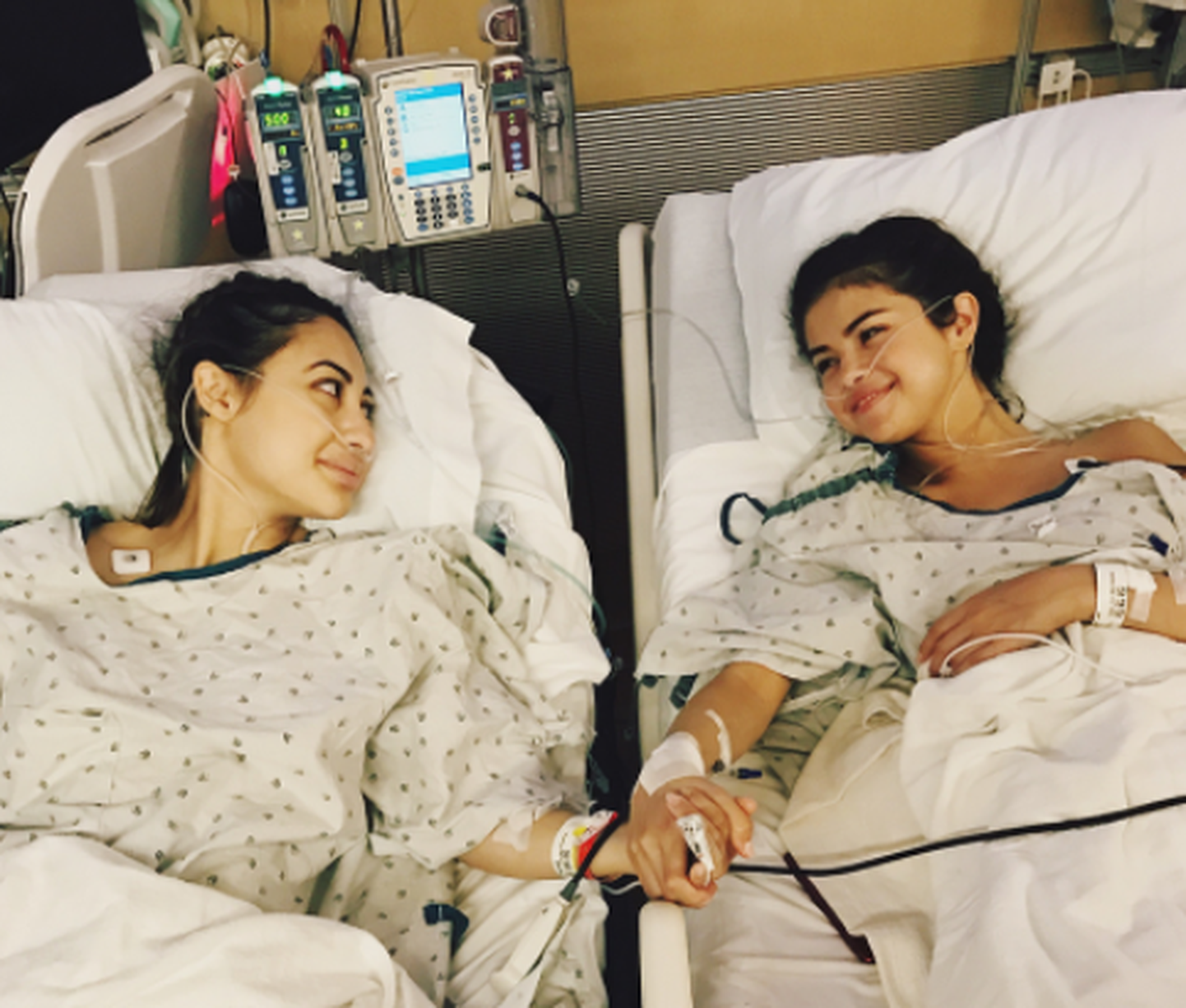 Selena Gomez koos enda organidoonoriga haiglavoodis.