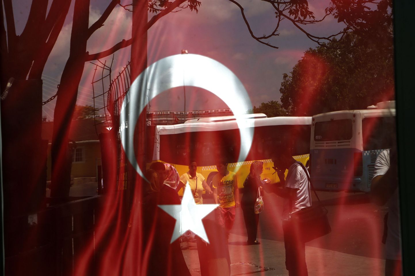 Türgi lipp ja selle taustal olevad kohalikud