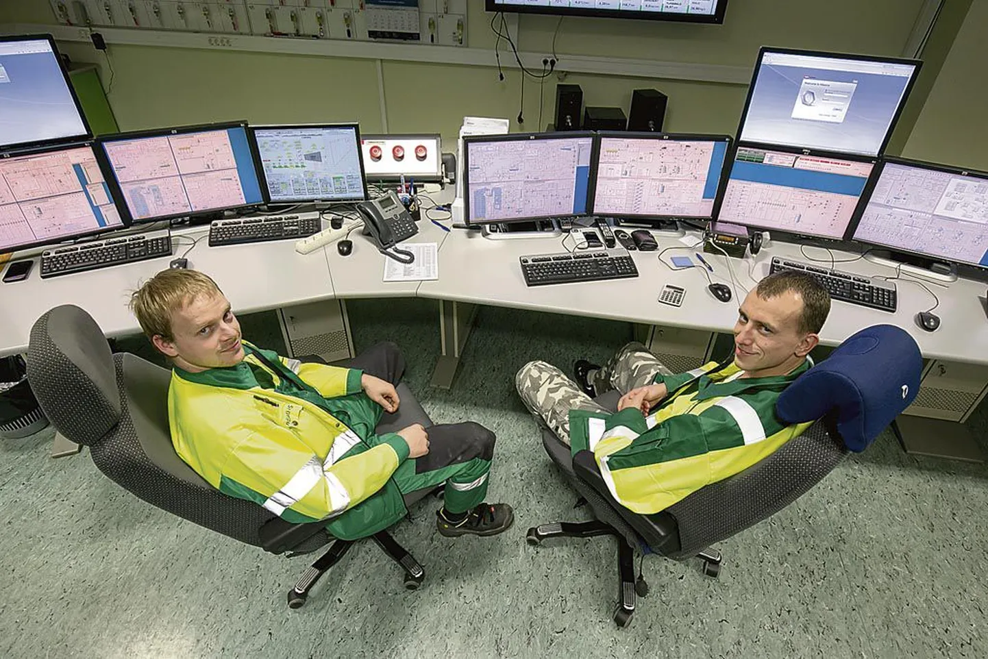 Fortumi Pärnu elektrijaamas on jõulude ajal tööl vahetuse vanem Taavi Kunder (paremal) ja operaator Aleksandr Naidjonov.