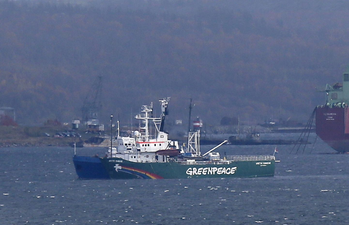 Следователи попросили арестовать экипаж задержанного судна Greenpeace.