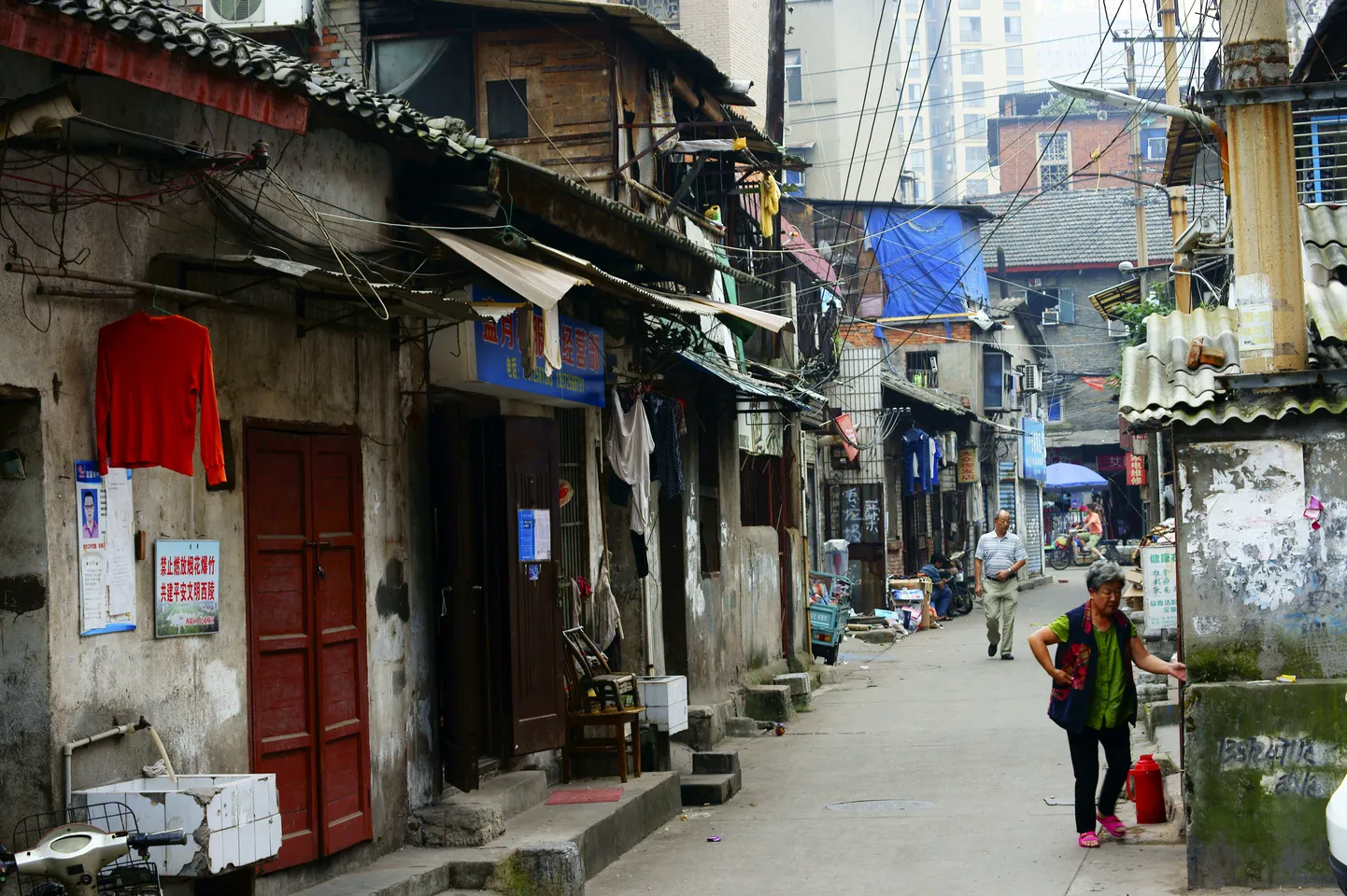 Yichang, CHINA - September 17 2015: (EDITORIAL USE ONLY. CHINA OUT) Ghettos. (Photo by Zhou Jianping/Sipa Asia) *** Please Use Credit from Credit Field ***
