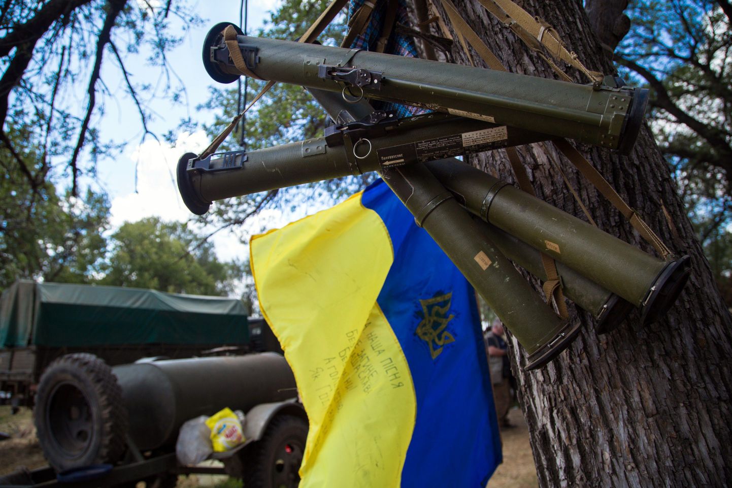 Granaadiheitjad ja Ukraina lipp Donetski oblastis.