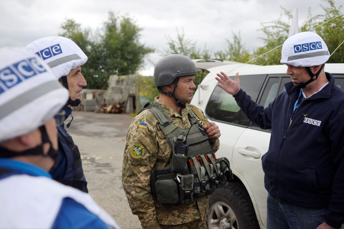 OSCE vaatlejad Ukraina sõduriga rääkimas.