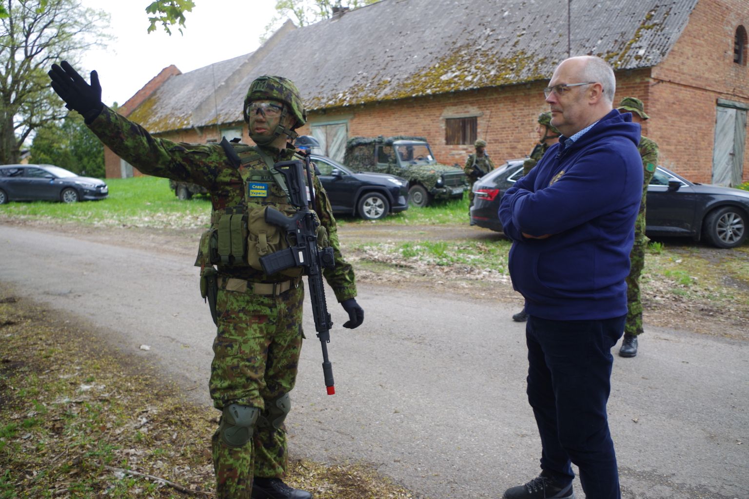 Siili külastanud president Alar Karisele annab selgitusi kolonelleitnant Rainek Kuura.