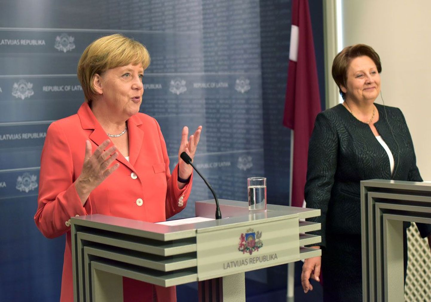 озиция, занятая Ангелой Меркель во время визита в Ригу, стала сюрпризом для стран Балтии. Справа – премьер-министр Латвии Лаймдота Страуюма.