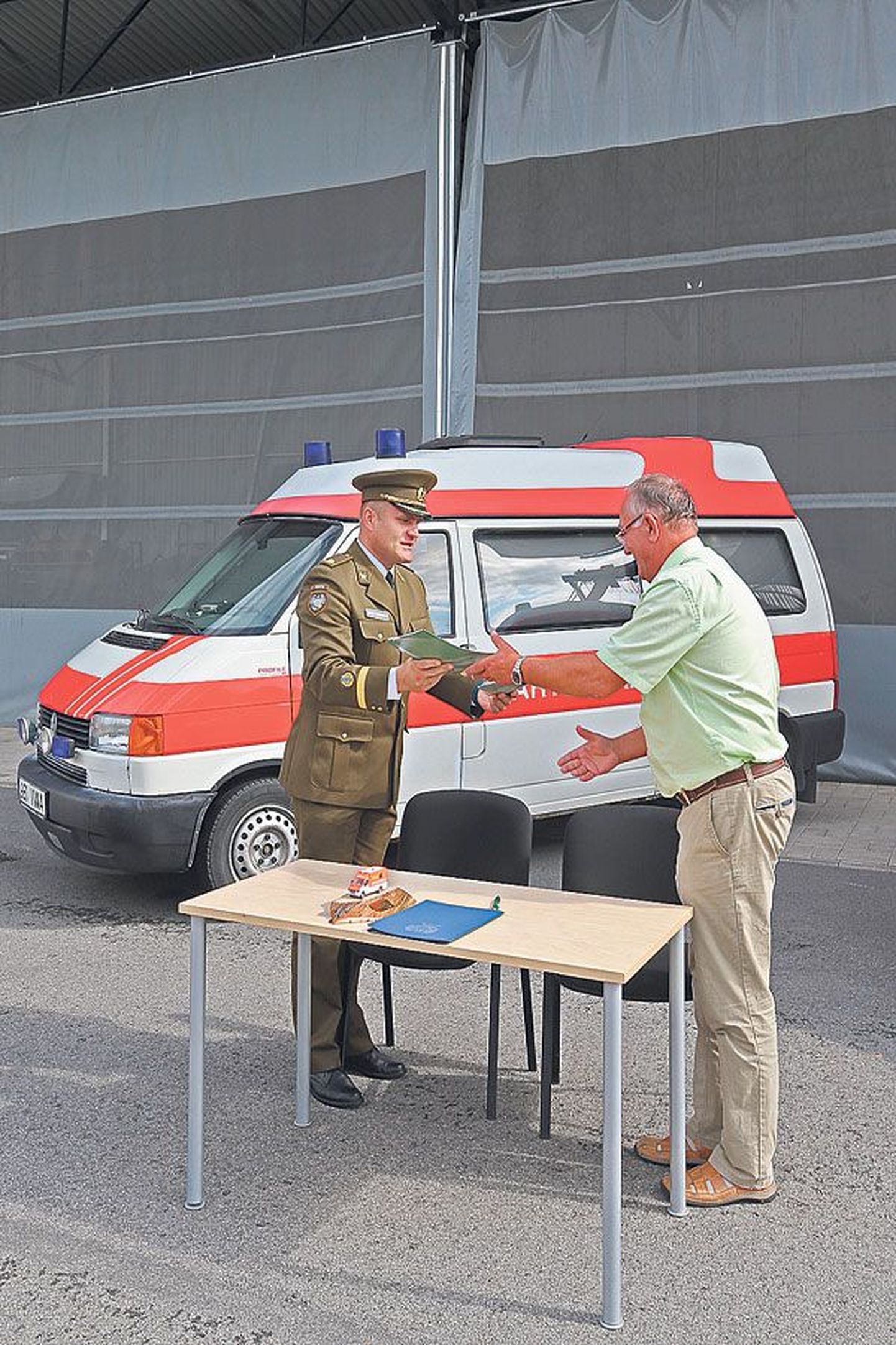 Staažikad kiirabiautod andis kaitseliidu Tartu malevale üle Tartu kiirabi juhataja Ago Kõrgvee (paremal) ning võttis vastu Tartu maleva pealik major Janno Rosenberg.