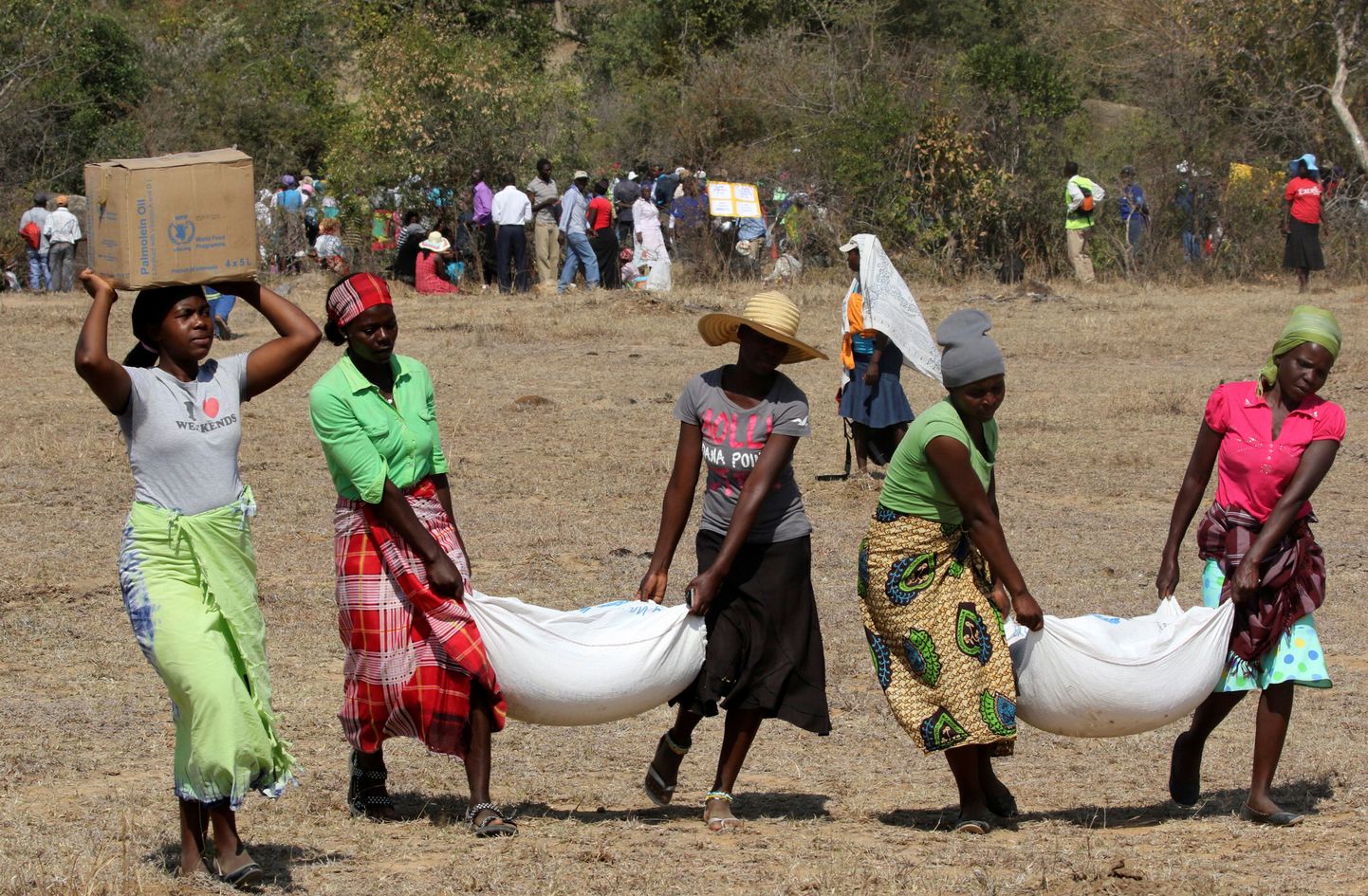 Zimbabwe külanaised vinnavad koju igakuist toiduabi, millega ÜRO toiduabiprogramm neid varustab.