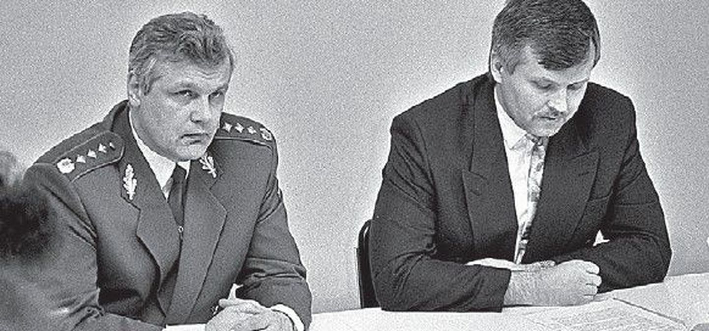 1995 kevadel politseipeadirektorina koos Jüri Pihliga. Pool aastat hiljem läks Simm tööle kaitseministeeriumi.