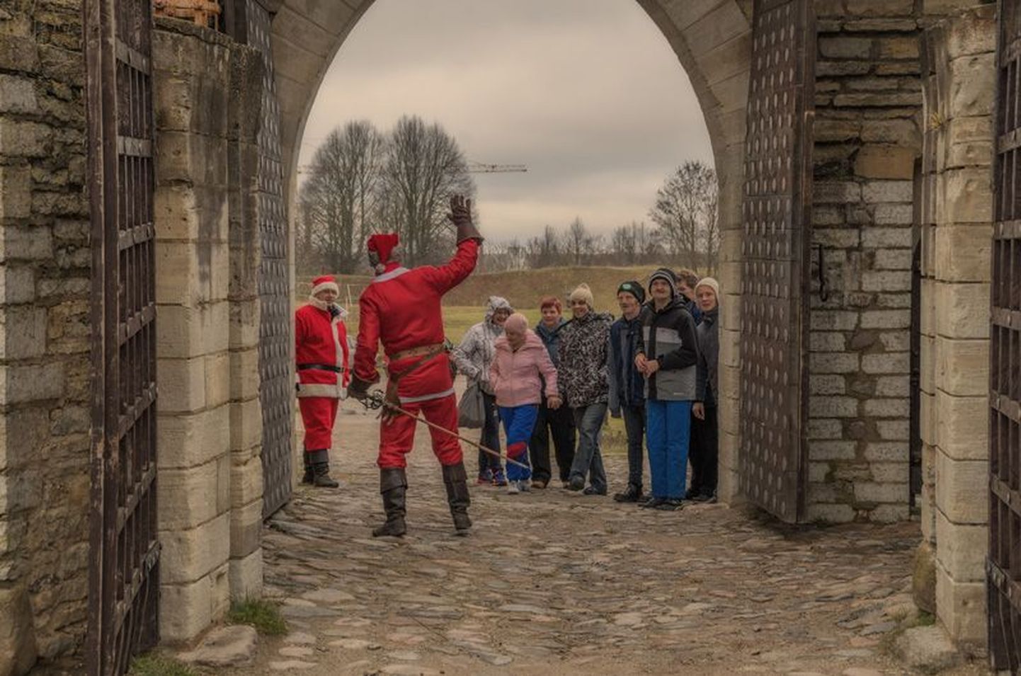 Rakvere linnuse jõulumaal tervitati esmaspäeval linnuse väraval esimesi külastajaid.