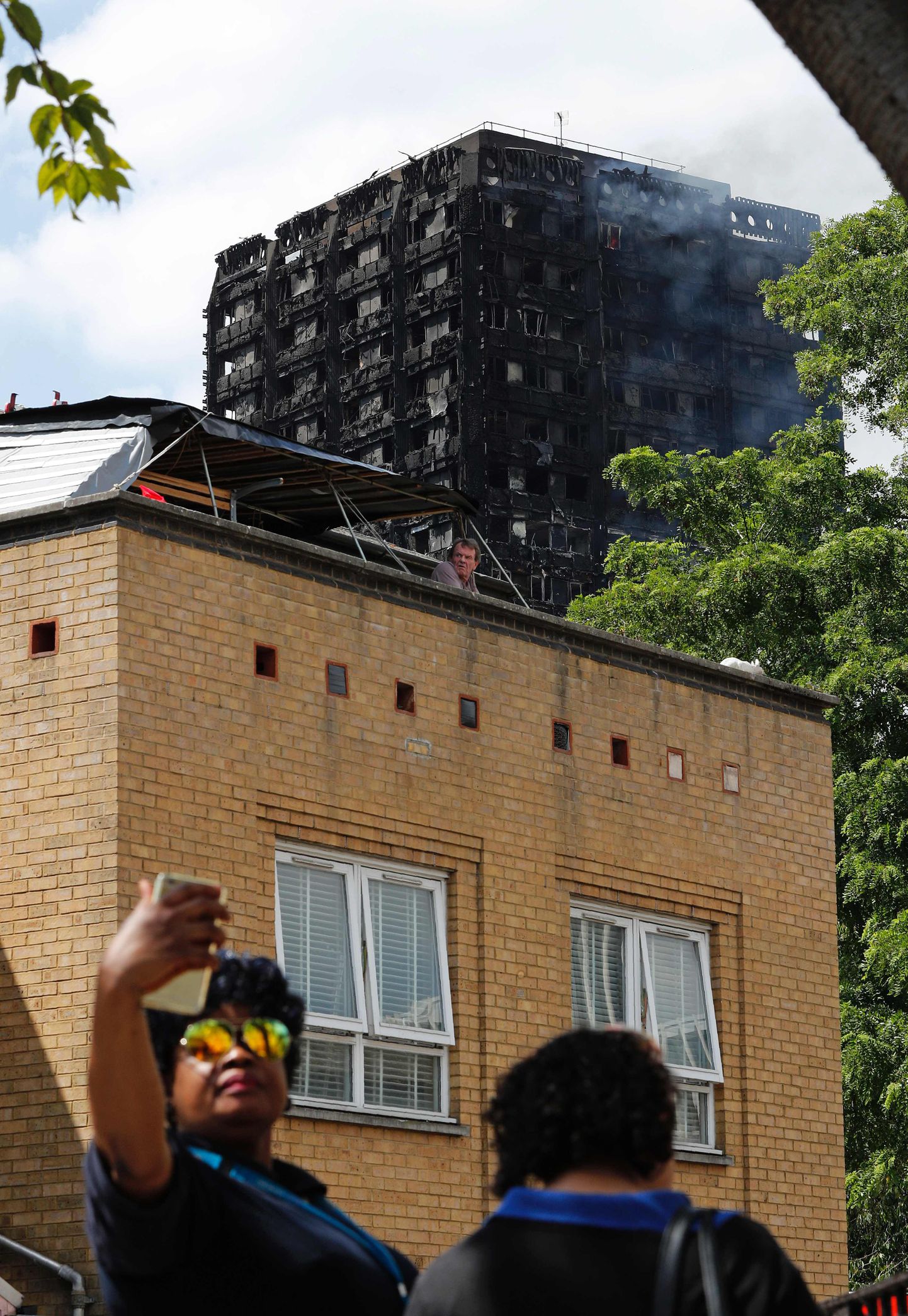Turistid pildistavad põlenud tornmaja