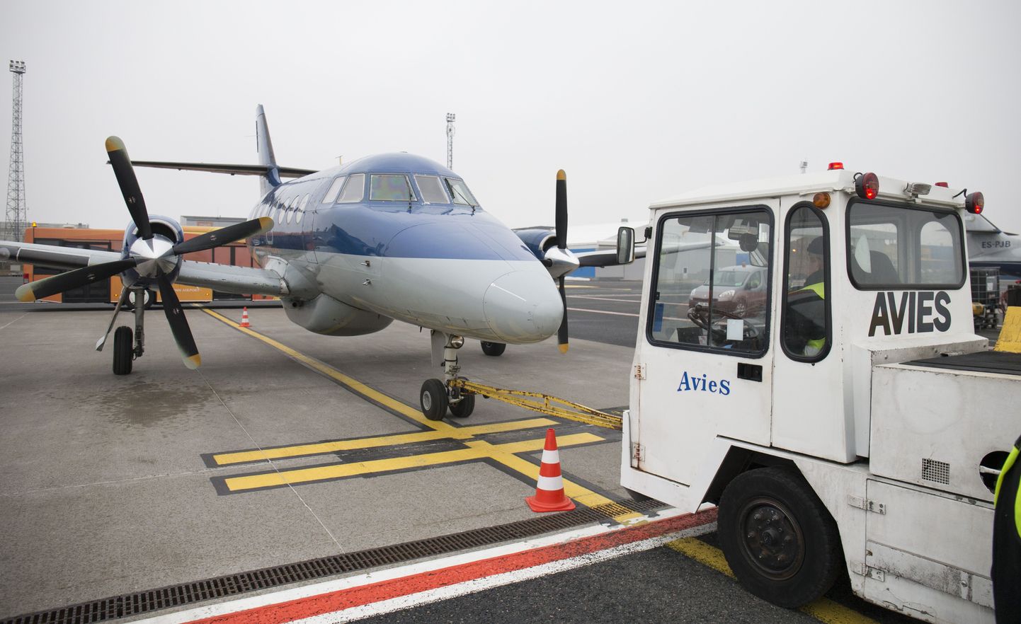 Kuigi lennuamet otsustas reedel peatada pankrotis kodumaise lennufirma Aviesi tegevusloa vähemalt kuueks kuuks, tuli otsus ettevõtte juhtidele üllatusena ja see plaanitakse vaidlustada. Raskustesse sattunud Avies lendas Eestis pealinna ja suursaarte vahel.