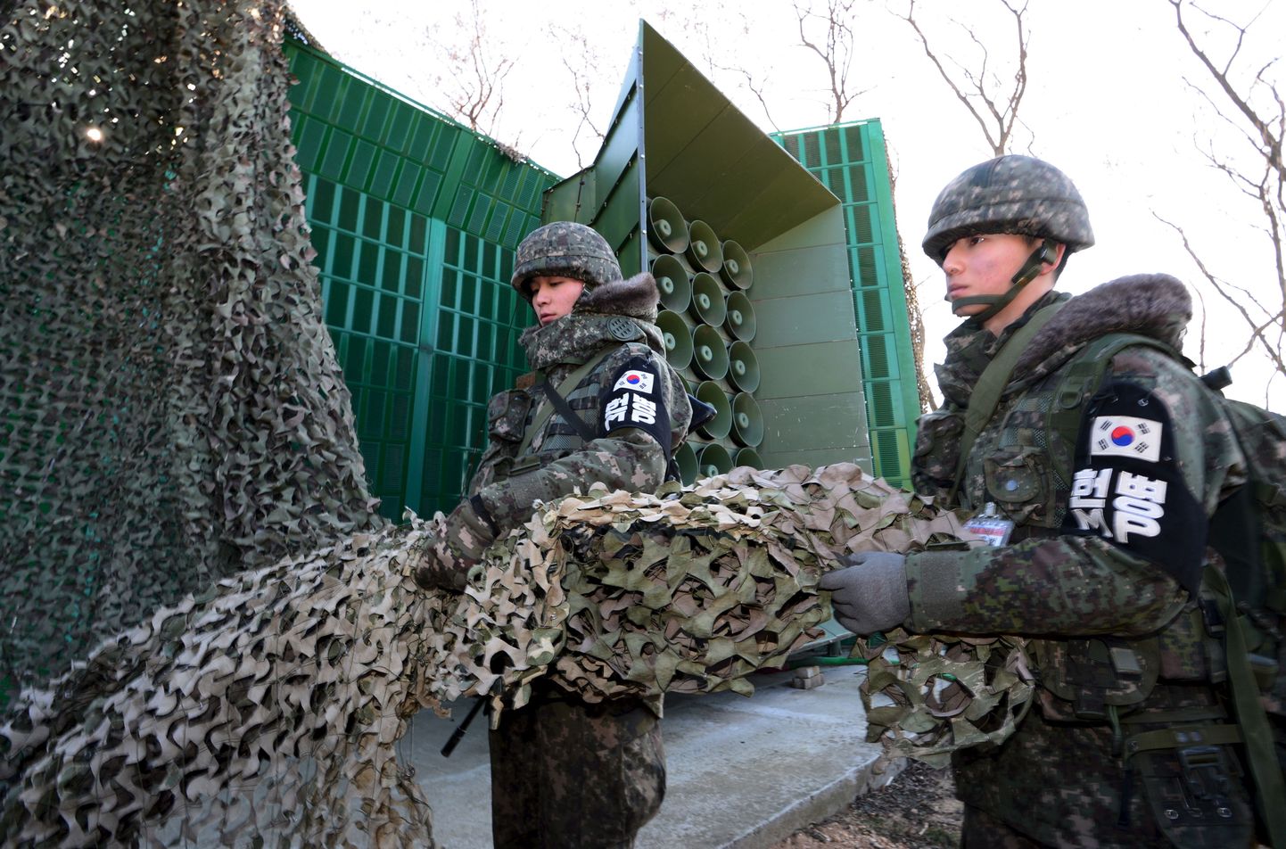 Lõuna-Korea sõdur valjuhääldite juures.