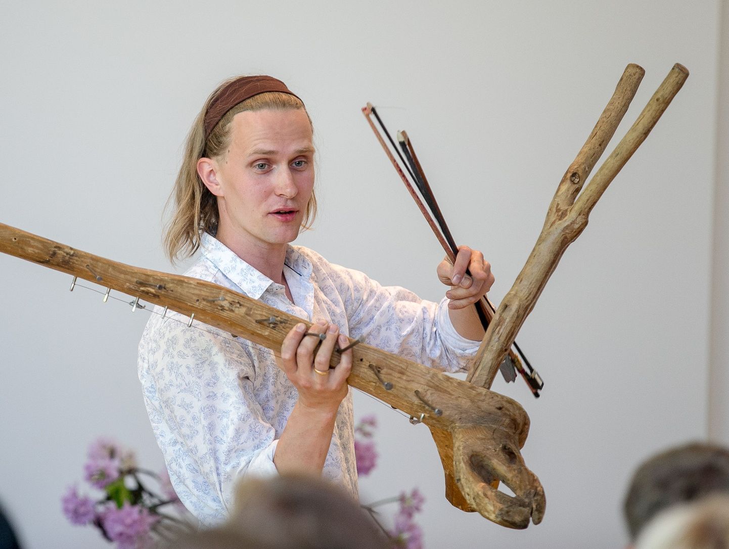 Pärnu maakonna tublide õpilaste tunnustamisel astus üles fantaasiapillimängija Silver Sepp, kes naelapilli mängides lõbusalt improviseeris.