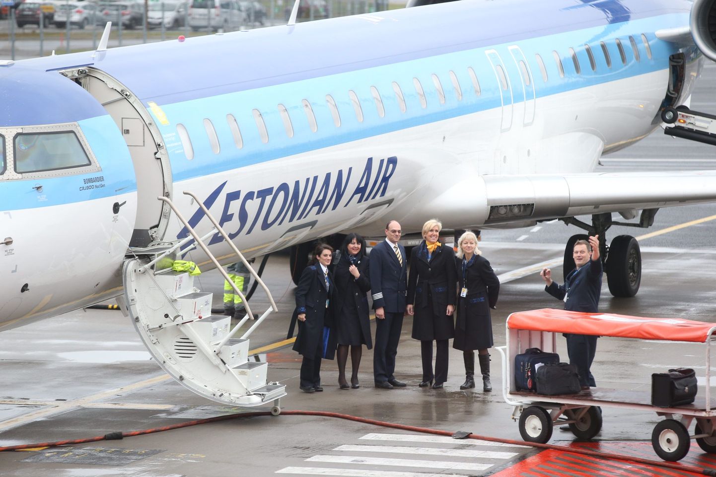 Meeskond Estonian Airiga hüvasti jätmas.