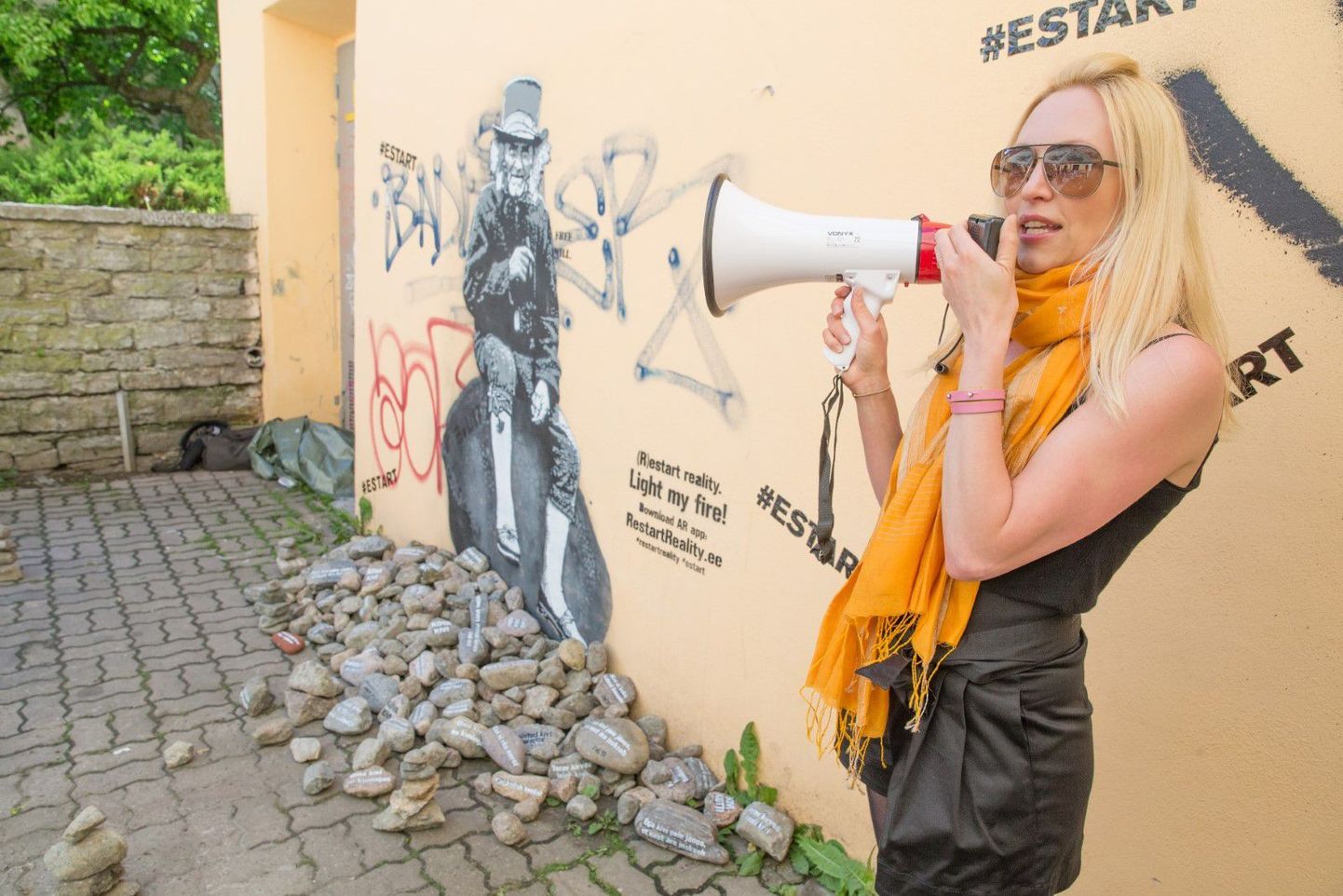 ​KIVIKUNINGAS: Tallinn Art Weeki üks vedajatest Kadri Uus avas salapärase tänavakunstniku Edward von Lõnguse Euroopa turnee teosega kivikuningast, kes mobiilirakenduse abil koguni ellu ärkab.
