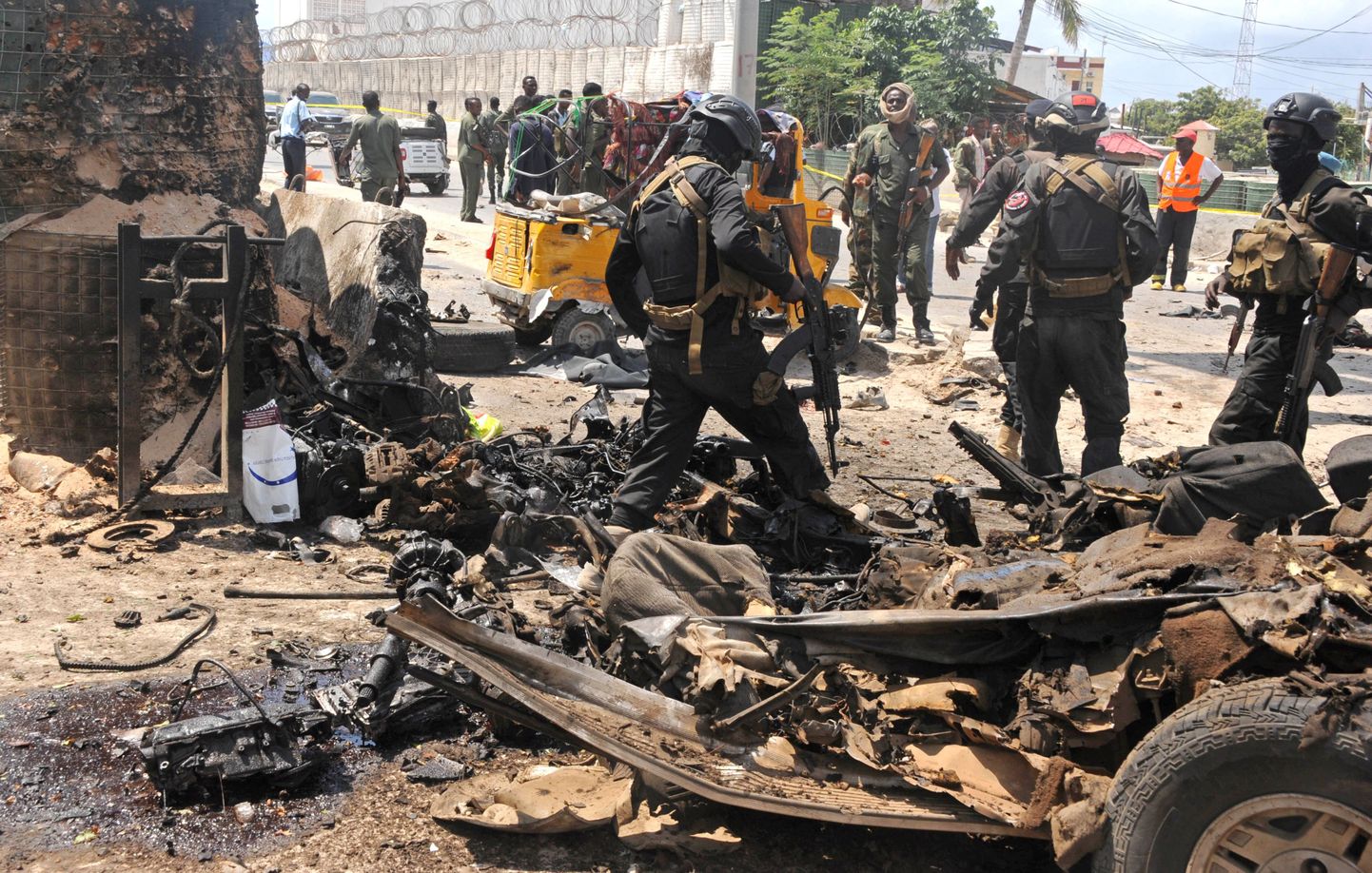 Somaalia turvateenistus inspekteerimas juuli lõpus Mogadishos toimunud rünnaku tagajärgi.