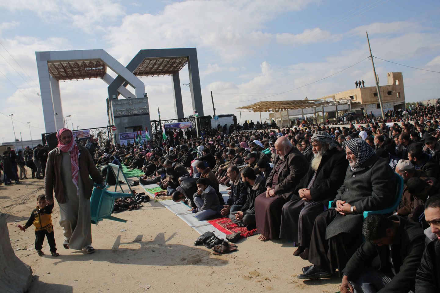 Möödunud reedel Rafah' piiripunkti kogunenud palestiinlased.