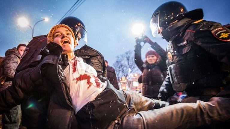 Maskavā protesta akcijā pret iebrukumu Ukrainā desmitiem aizturēto 