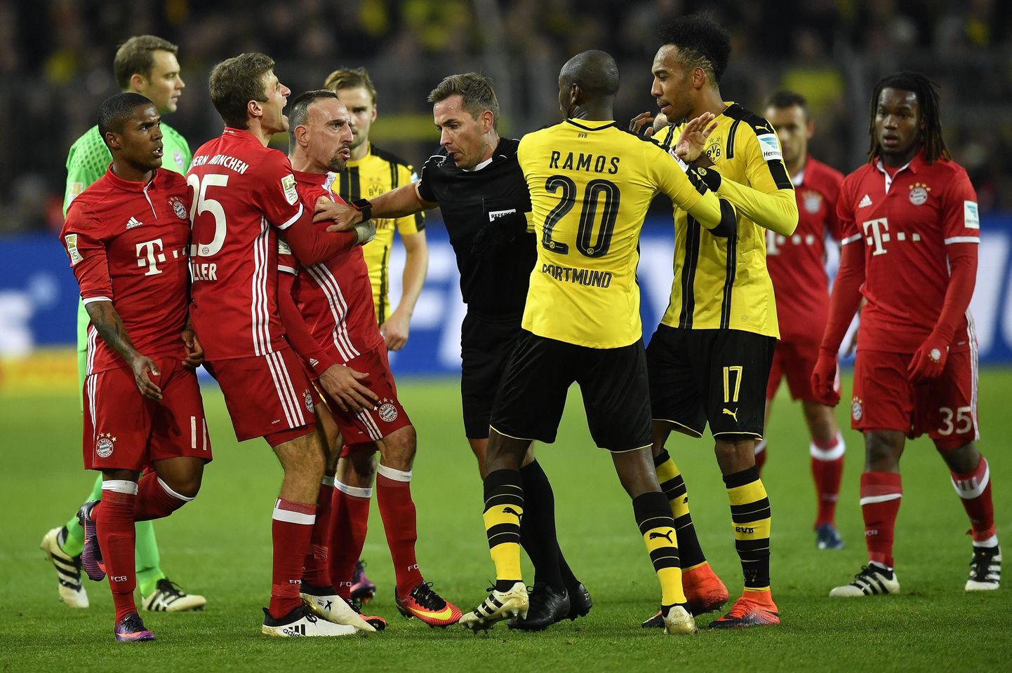 Müncheni Bayern (punases) kaotas võõrsil Dortmundi Borussiale.