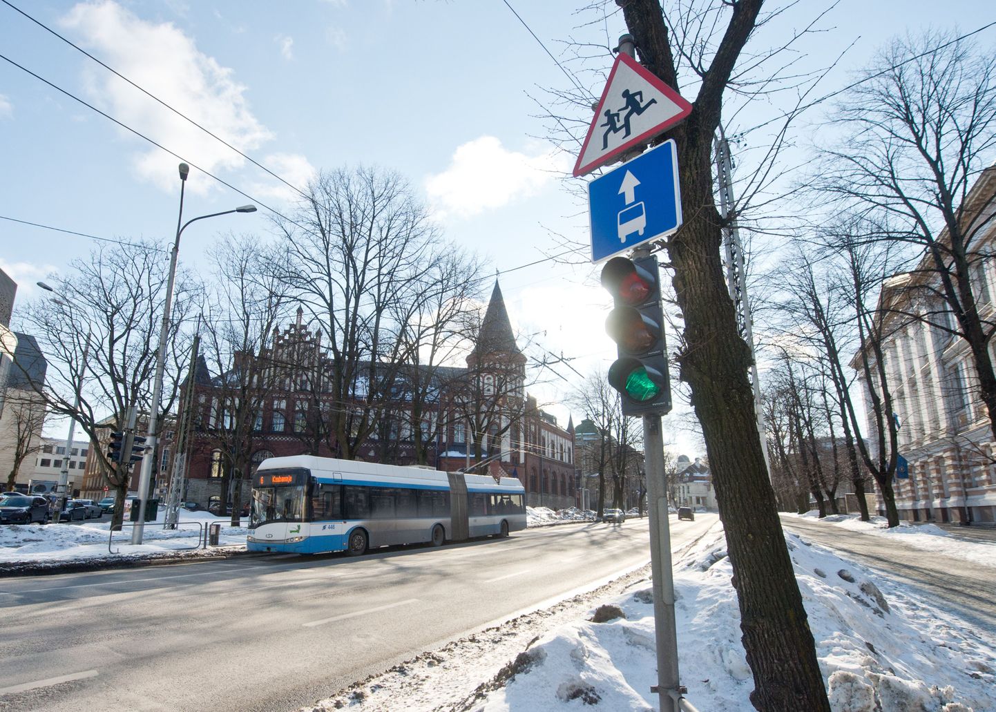 Знак, обозначающий автобусную полосу на углу бульвара Эстония и улицы Г. Отса