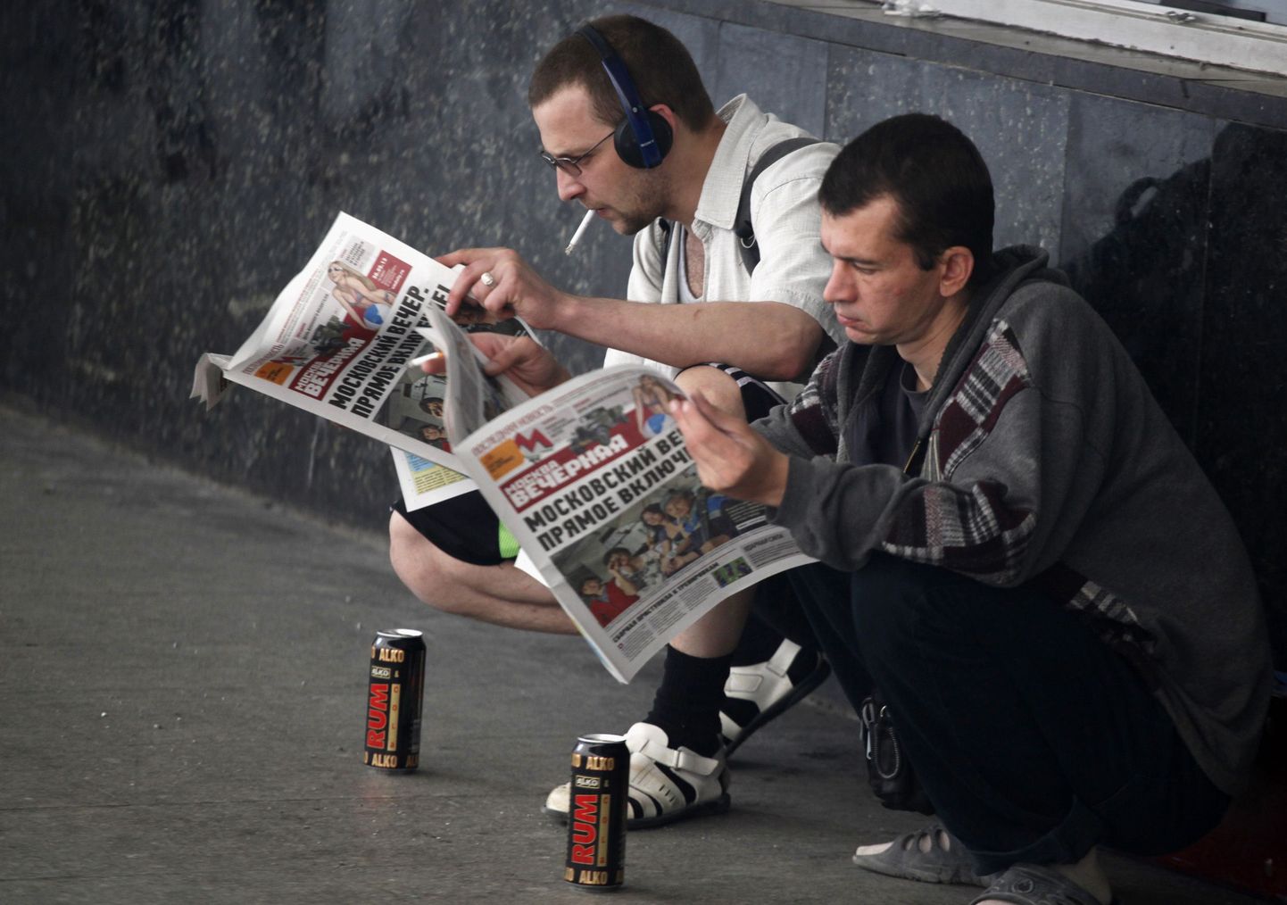 Suitsetavad mehed loevad ajalehti. Foto on tehtud Moskvas 30. mail.