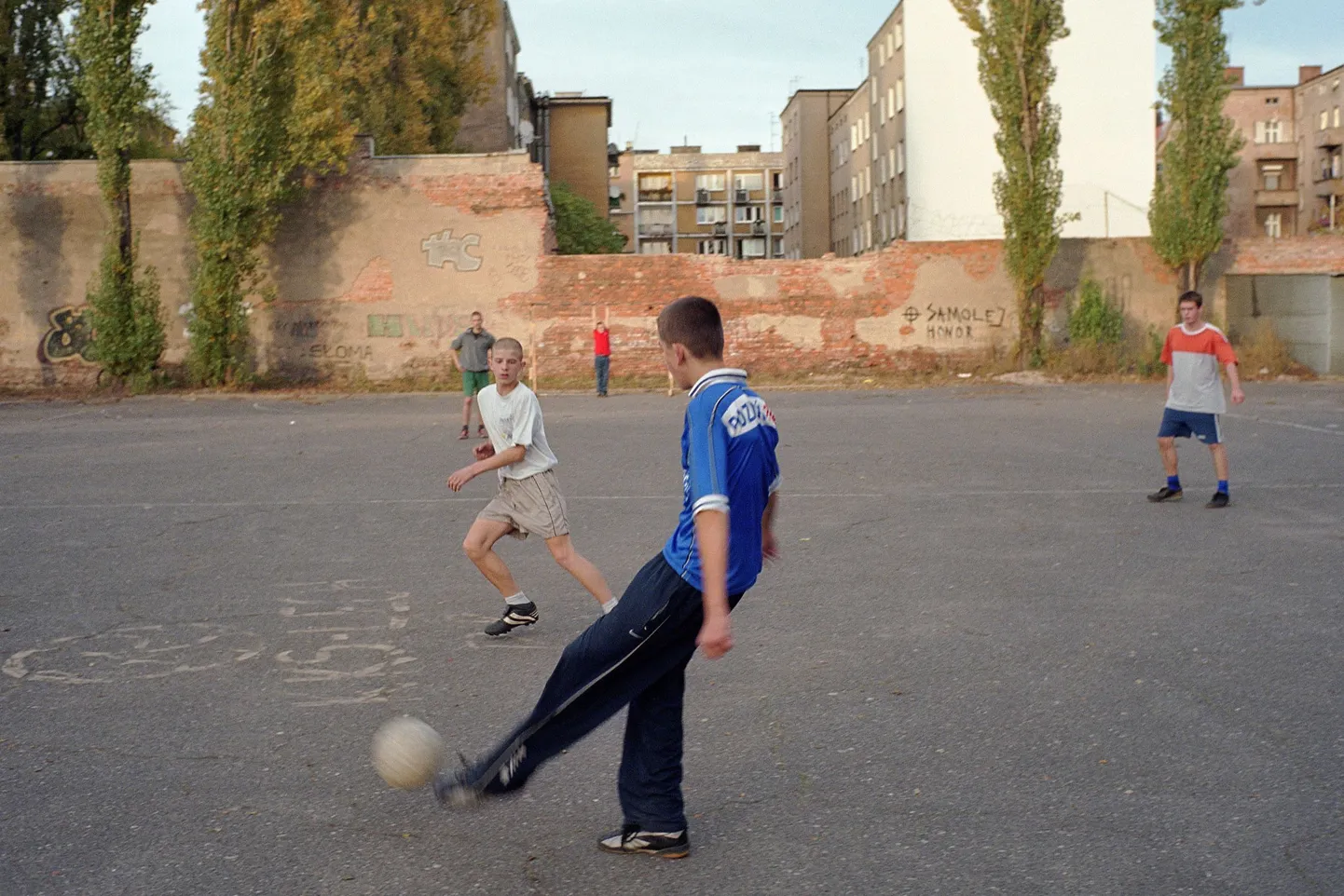 Lapsdiabeedikuid on Eestis enam poiste seas. Pildil jalgpalli mängivad poisid.