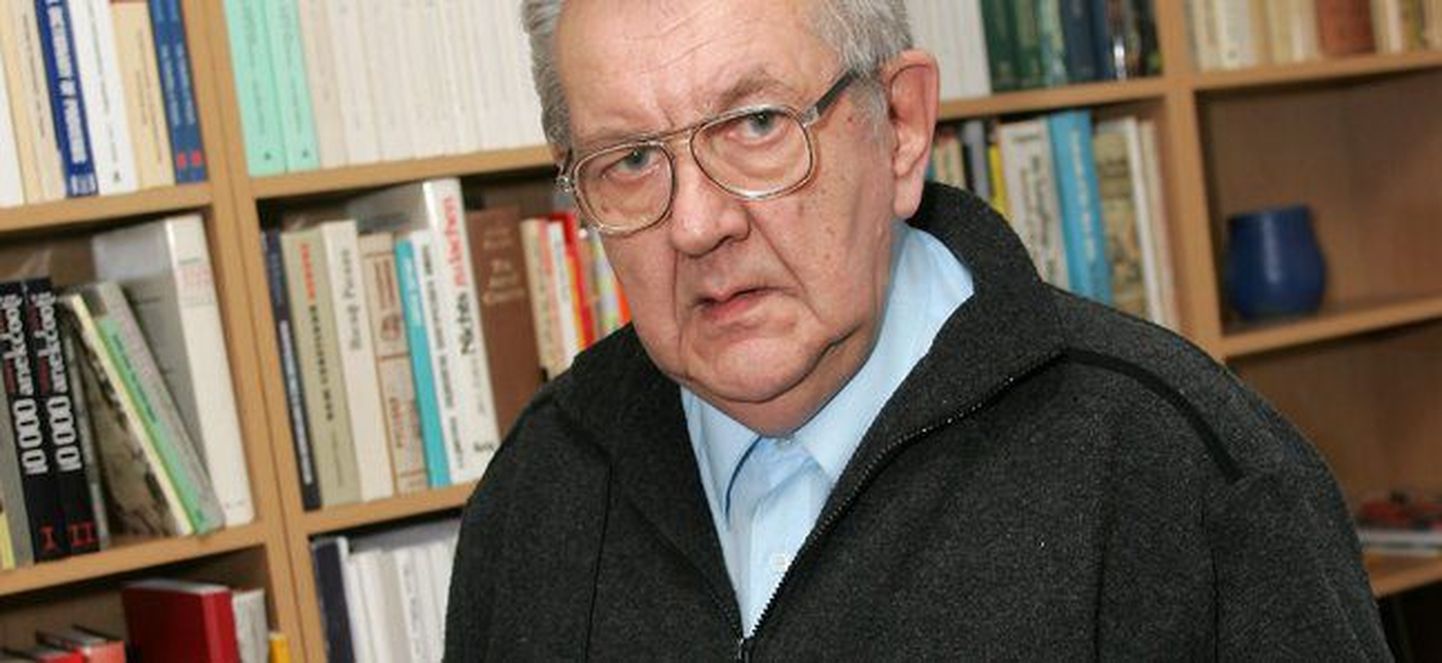 Wiedemanni keeleauhinna laureaat Arvo Krikmann.