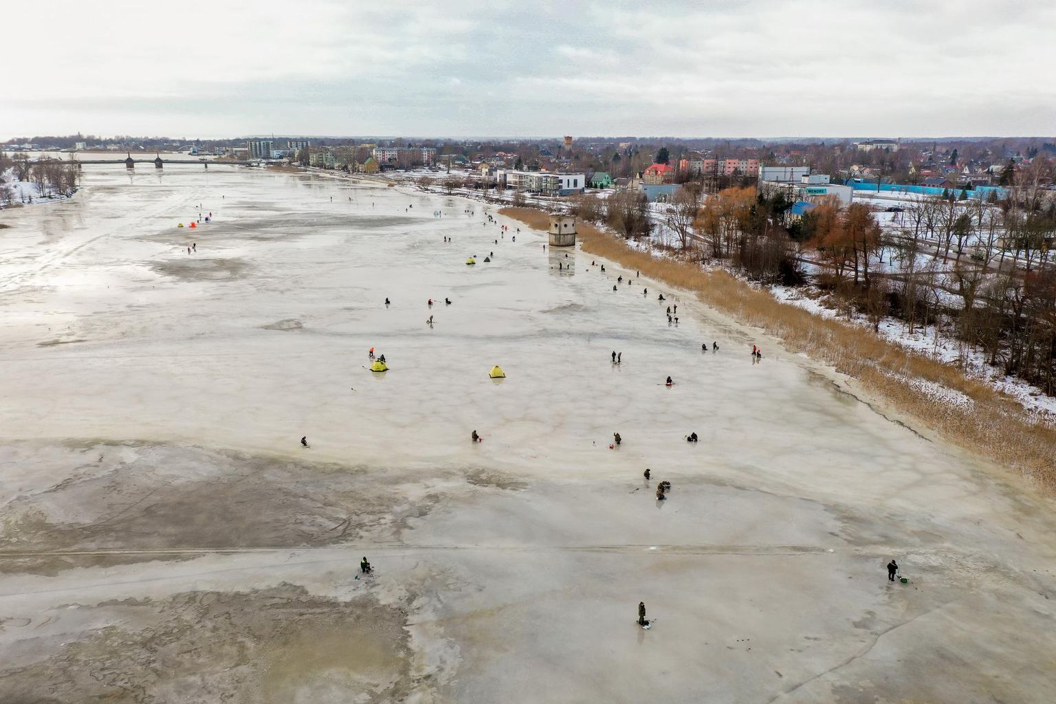 Täna pärastlõunal võis Pärnu jõel näha hulganisti kalamehi.