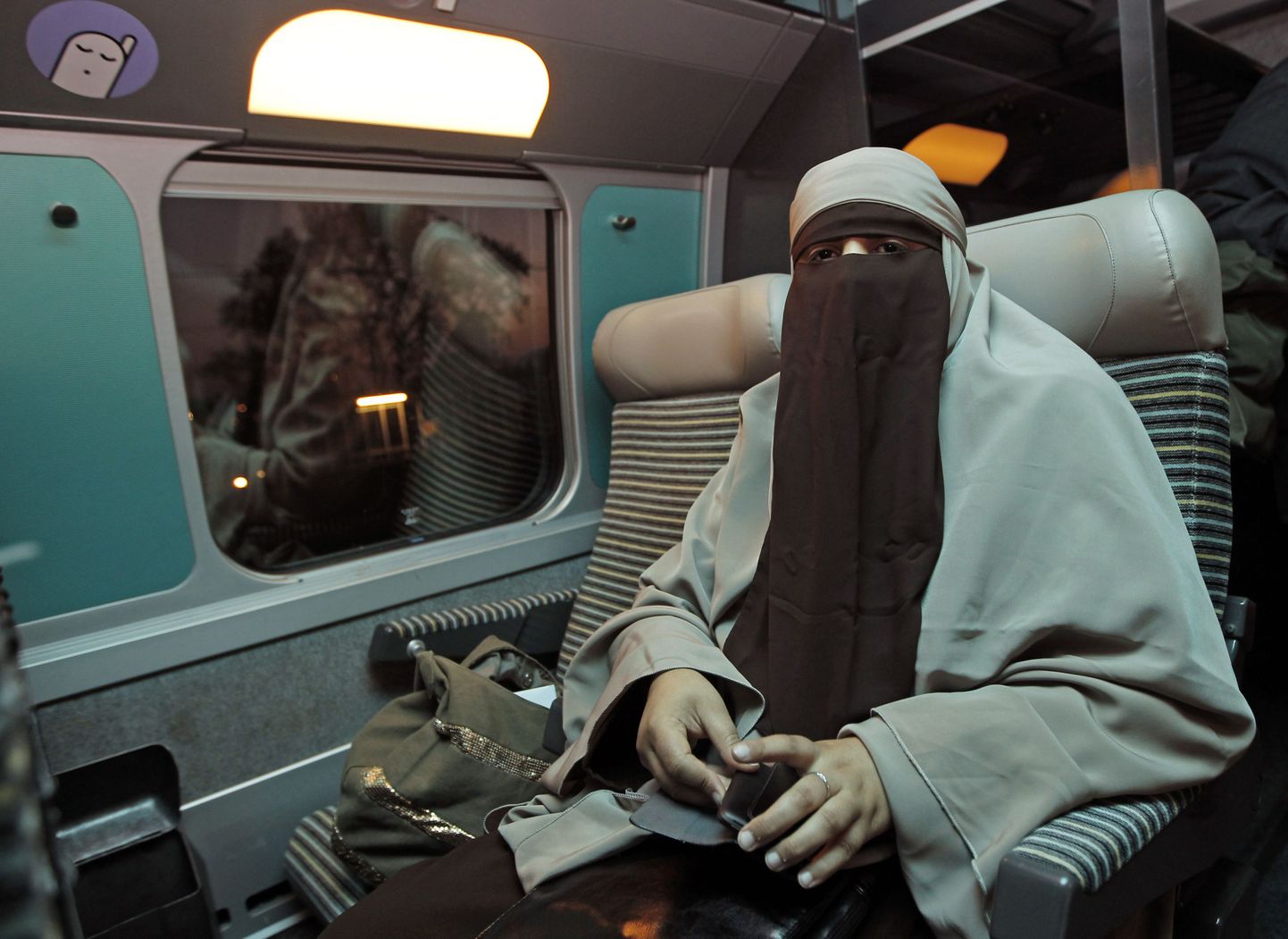 Niqab'it kandev mosleminaine Prantsusmaal rongiga sõitmas.