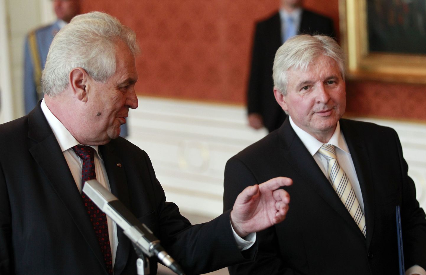 Tšehhi president Milos Zeman (vasakul) ja tehnokraatliku valitsuse peaminister Jiri Rusnok