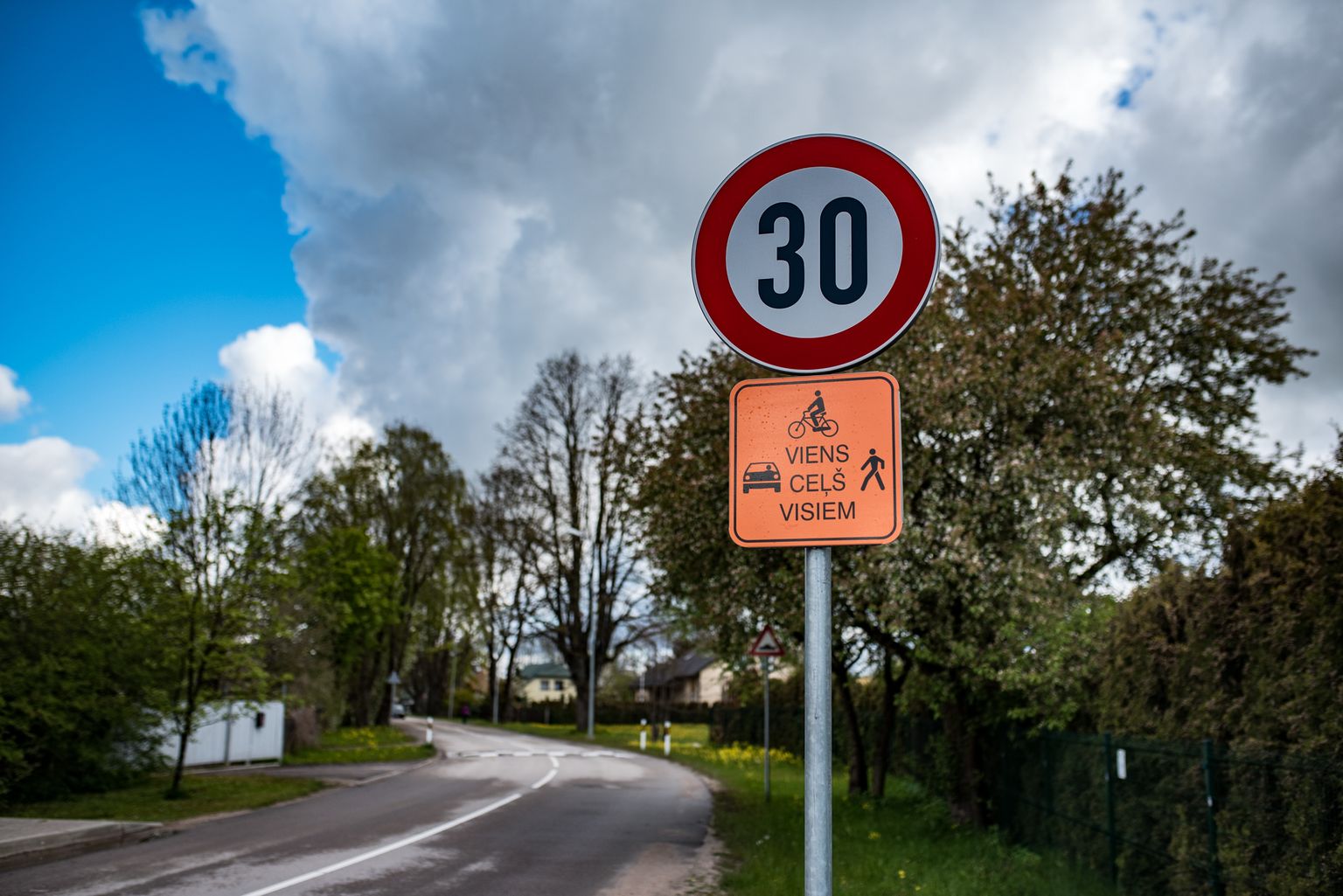 Ātruma ierobežojuma ceļa zīme.
