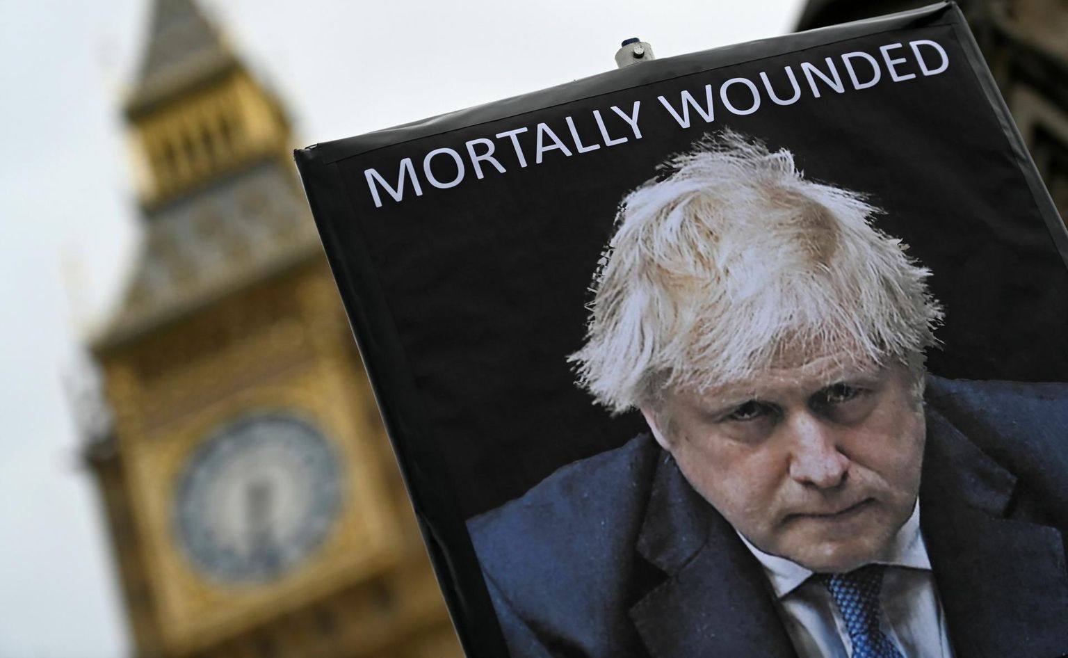 Plakat kirjaga «Surmavalt vigastatud» kutsub üles kukutama Boris Johnsonit peaministritoolilt.