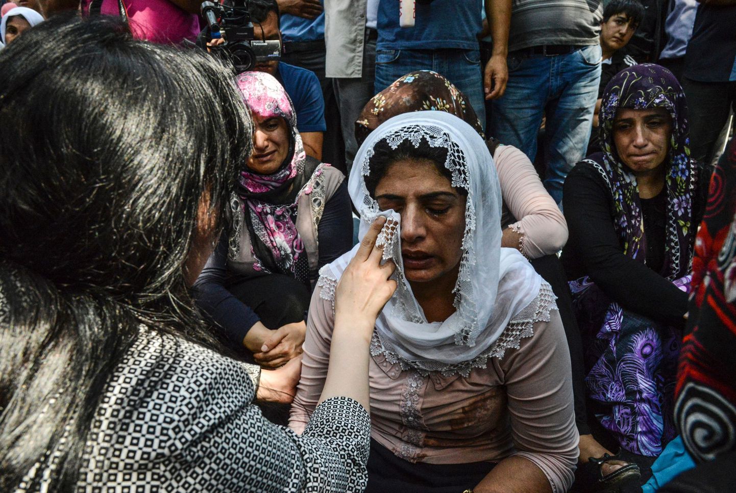 Naised eile Gaziantepis pulmarünnaku ohvrite matustel nutmas.