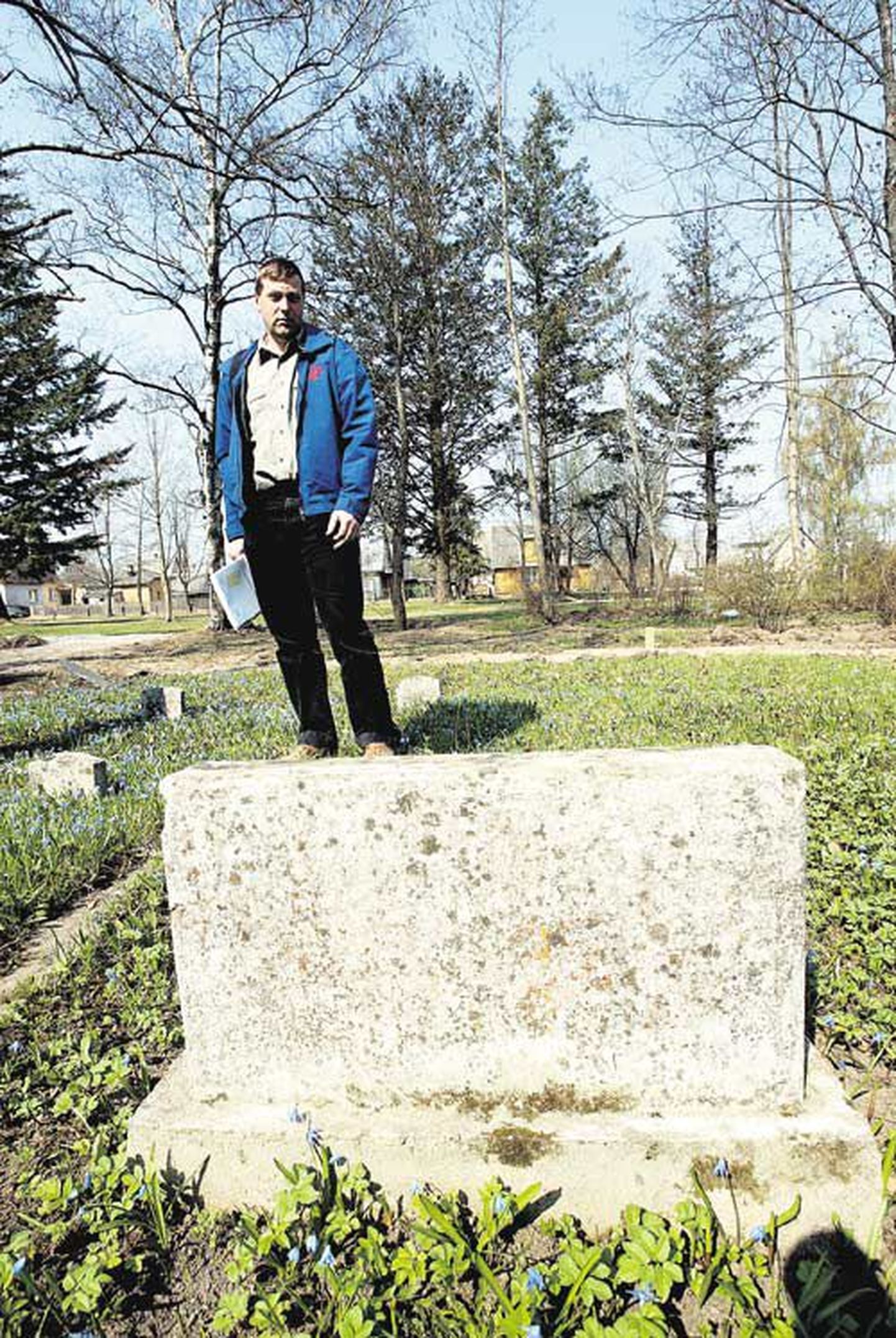 Tartu linnavalitsuse haljastusteenistuse juhataja Andres Pool seisatas sõjaväekalmistul võsast välja tulnud hauaplatsil, mille ümber on palju Pätsu ajal maetud noorte meeste väikeste hauakividega kalme.