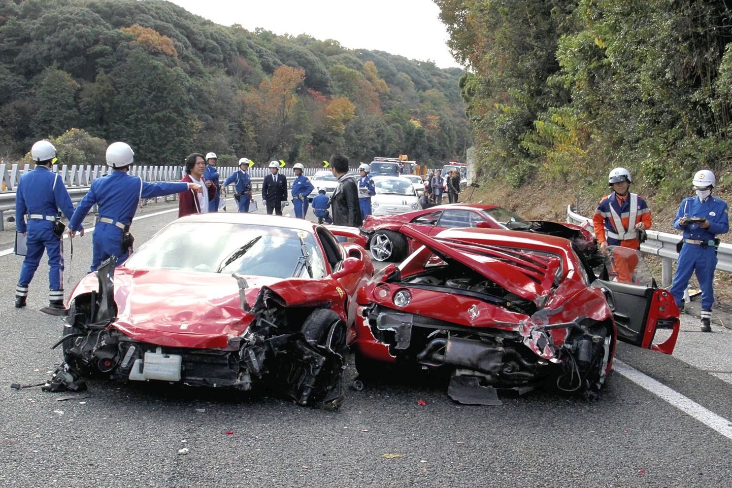 Politseinikud 2011. aasta detsembris uurimas ahelavariisse sattunud Ferrarisid.