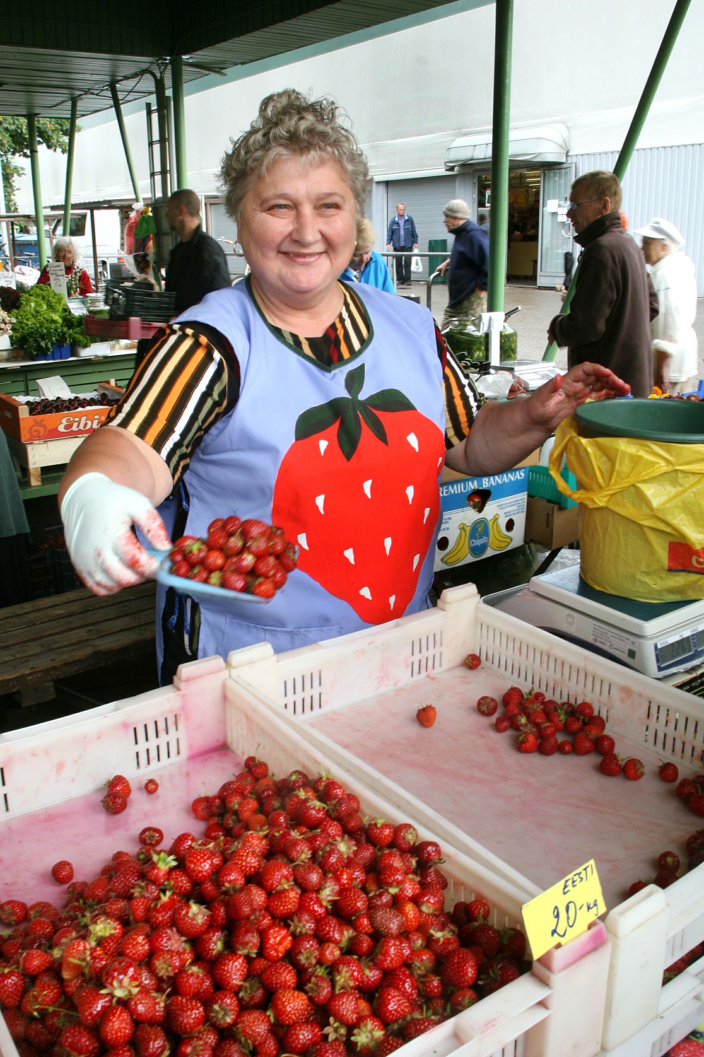 Ermine Põldma Helmest müüs turul kodumaiseid maasikaid.