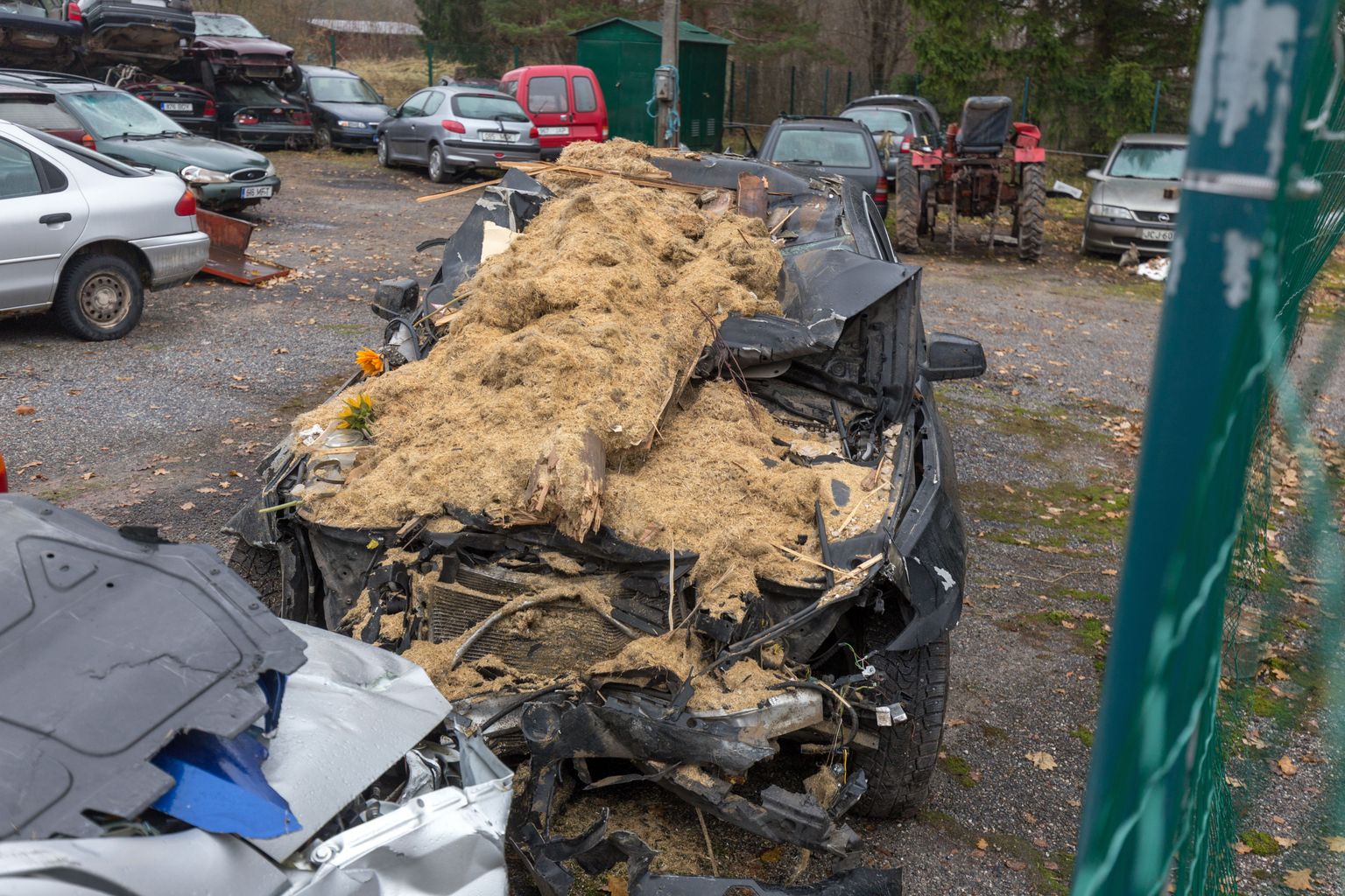 Õhulennu teinud BMW parklas