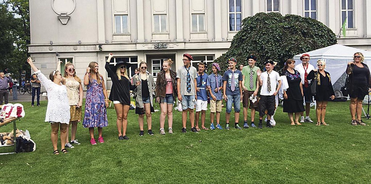 Pärnu Shalomi abikeskus korraldas koos Rootsi noortega Rüütli platsil moeetenduse, eksponeeritud rõivad ja aksessuaarid sündisid teise ringi materjalidest.
