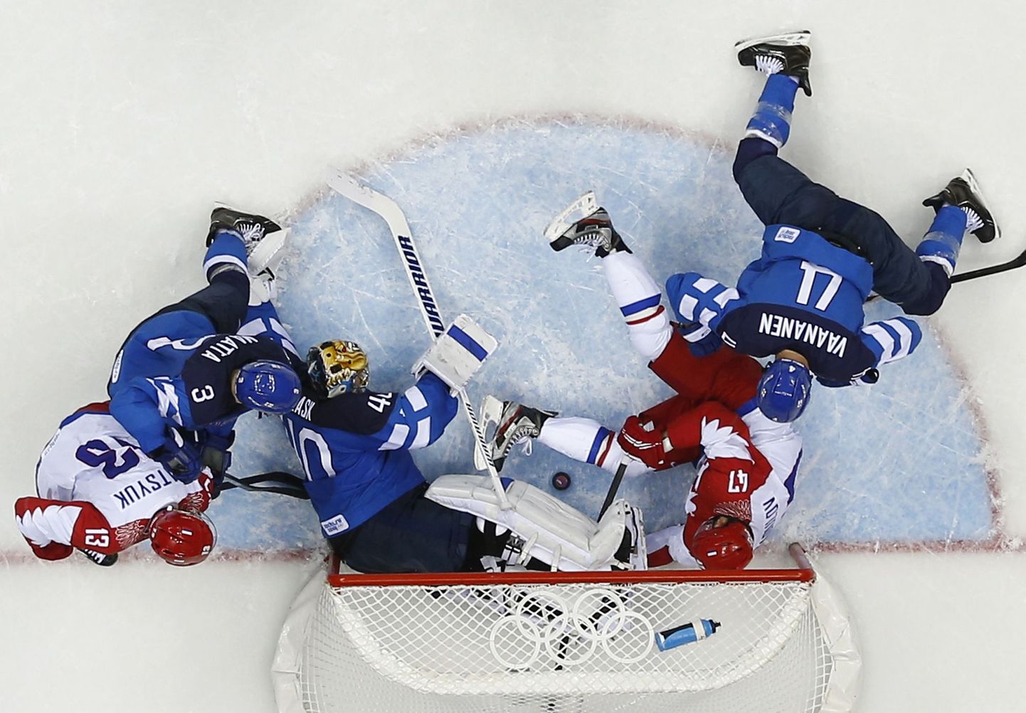 Финские хоккеисты извинились перед россиянами за испорченную Олимпиаду.