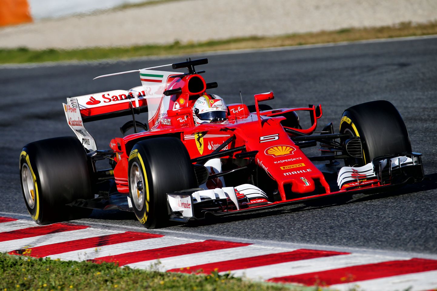 Sebastian Vettel Barcelona ringrajal Ferrari SF70H roolis.