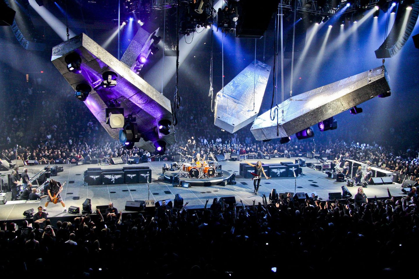 Sellisel trapetsikujulisel laval esineb Metallica, nii ka eile Saku Suurhallis