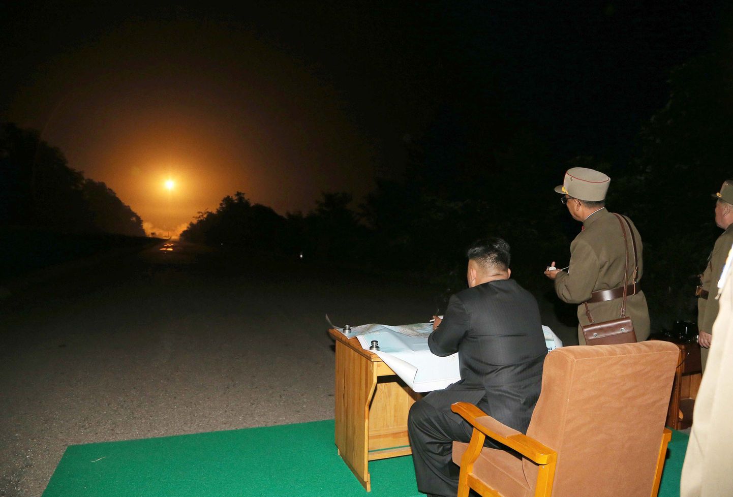 Põhja-Korea liider Kim Jong-Un jälgib raketitulistamist
