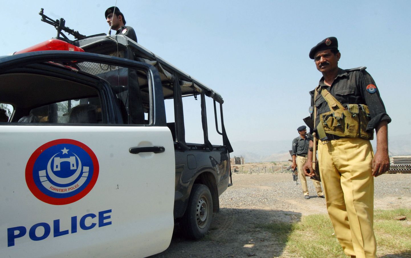 Pakistani politseinikud valvamas valitsushoone lähedal Peshawari linnas.
